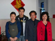 Tin tức - Bố và con trai tổ chức đám cưới rình rang trong cùng một ngày, ngỡ ngàng danh tính của 2 cô dâu