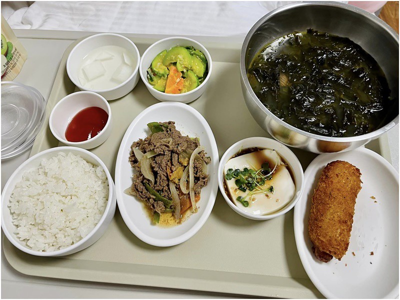 Tại bệnh viện phụ sản Hàn Quốc, sau sinh mỗi ngày mẹ bỉm được ăn 4 bữa vào các khung giờ: 7h sáng cữ cơm, 12h trưa cữ cơm, 5h chiều cữ cơm, 7h30 tối ăn cháo nhẹ.
