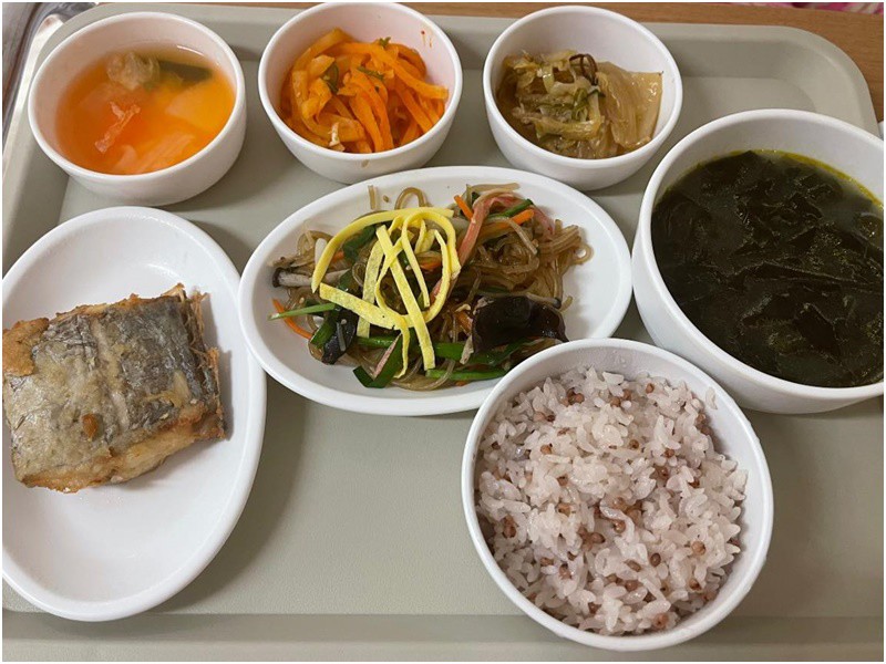 Bắt đầu từ ngày thứ 2 sau sinh mổ, bệnh viện sẽ cho sản phụ ăn canh rong biển trong hầu hết các bữa. Đây là loại canh đặc trưng của văn hoá ẩm thực Hàn Quốc dành cho phụ nữ sau sinh nhanh hồi phục sức khoẻ. 
