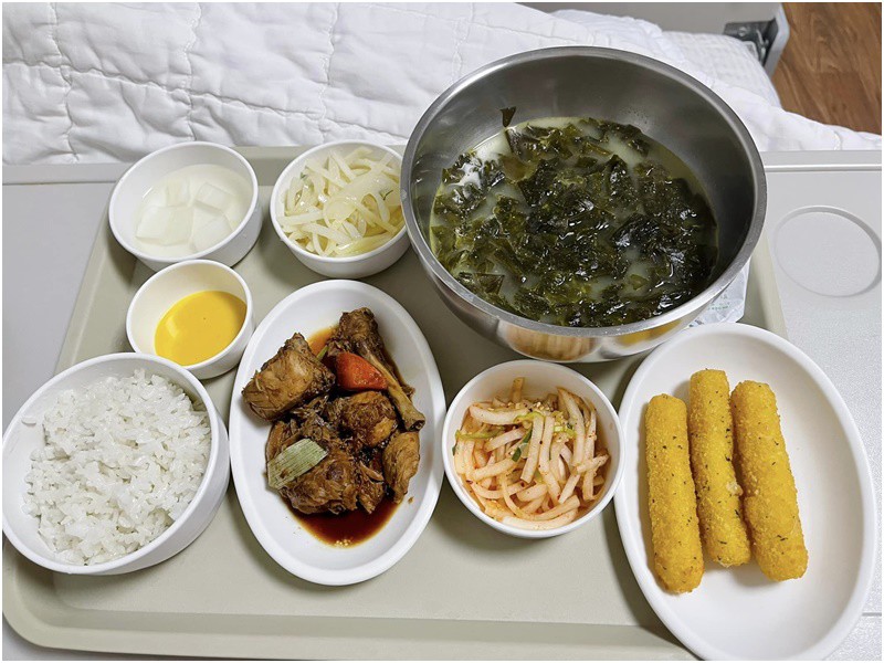 Chị Huyền ấn tượng với canh rong biển và kim chi cũng như các đồ chua trong thực đơn của sản phụ tại bệnh viện Hàn. 
