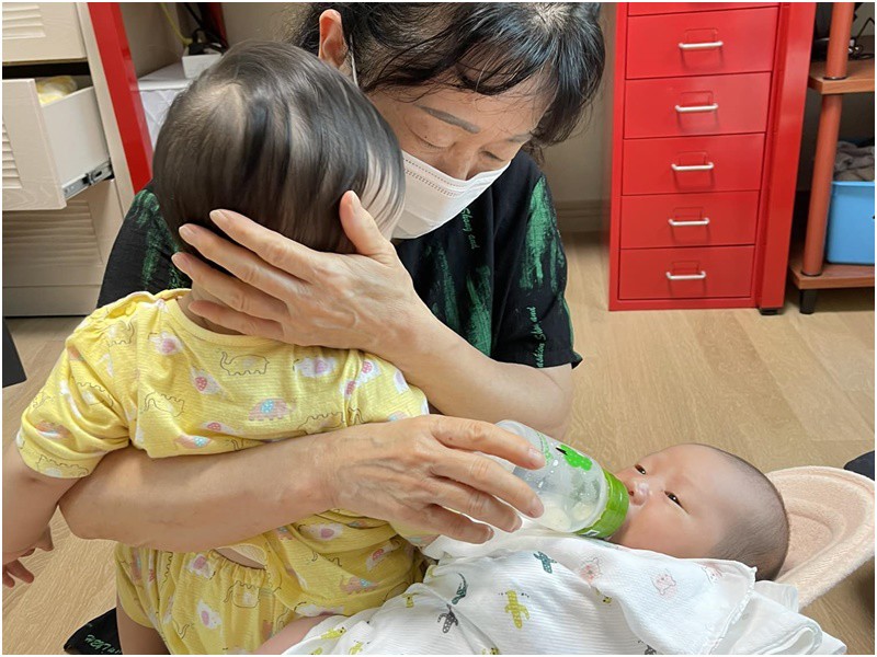 Chị Huyền cũng cho biết, sau sinh mổ, các sản phụ sẽ nằm lưu viện 1 tuần tại bệnh viện phụ sản. Sau đó, họ sẽ được chuyển qua trung tâm chăm sóc mẹ và bé sau sinh tại Hàn Quốc rồi về nhà ở cữ.

