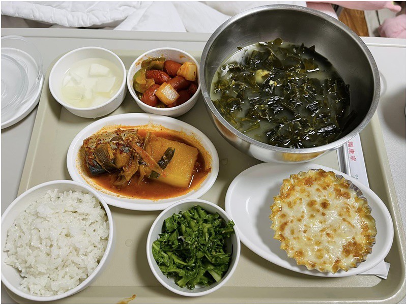 Chia sẻ về việc đồ ăn kèm thường có kim chi hơi chua nhẹ, mẹ bỉm cho biết, người Hàn ăn Kim chi trắng kèm nước kim chi hơi chua nhẹ để tốt cho tiêu hoá.
