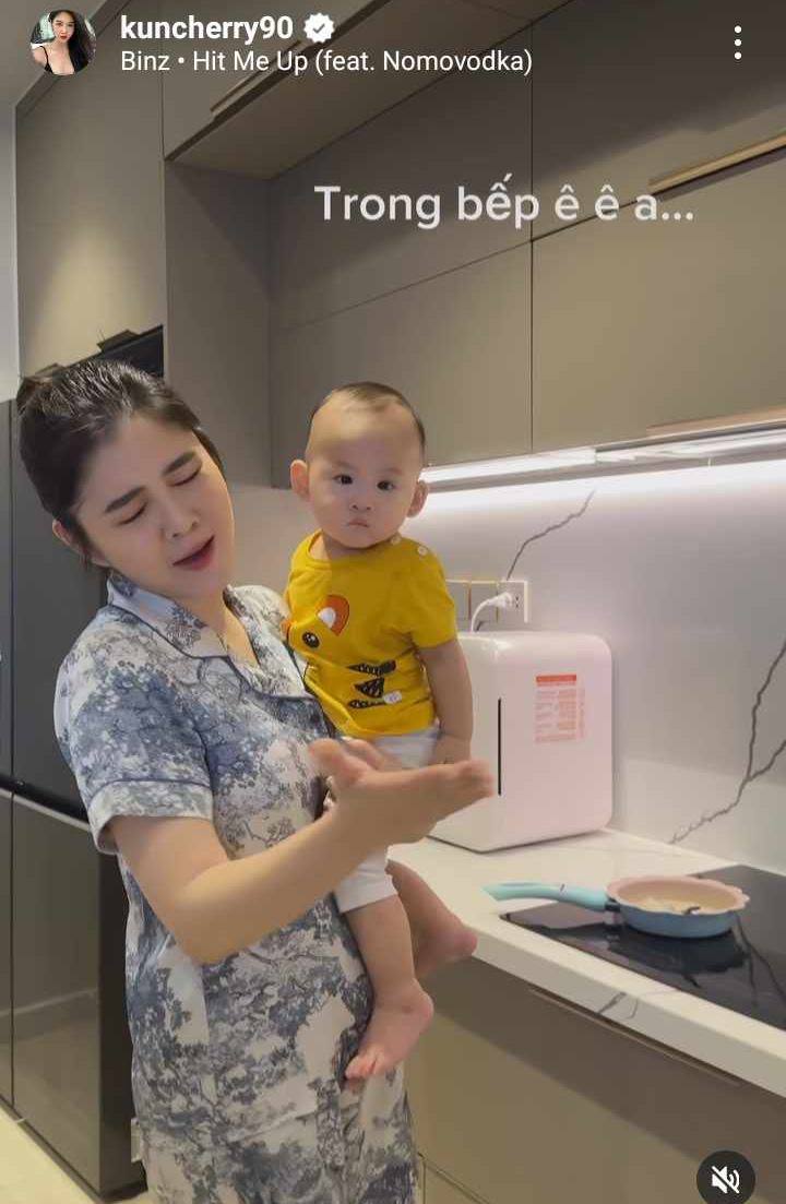Cảnh bỉm sữa toàn thời gian của MC xinh nhất nhì Việt Nam sau khi sinh con với nam CEO khiến ai cũng thương - 3