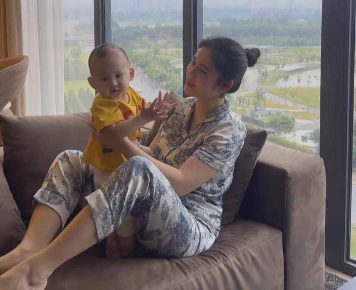Cảnh bỉm sữa toàn thời gian của MC xinh nhất nhì Việt Nam sau khi sinh con với nam CEO khiến ai cũng thương - 7