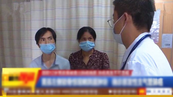 Bố mẹ cậu bé cho biết con trai có thói quen sinh hoạt không tốt, thường xuyên thức khuya và bỏ bữa. 