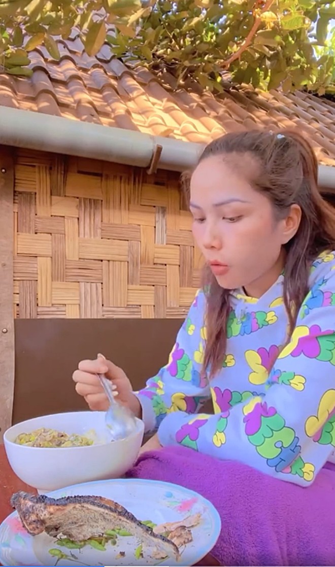 View - Hoa hậu mộc mạc H'Hen Niê mang cơm đi làm: Nhìn toàn rau là rau, nết ăn sáng cũng phải có cơm