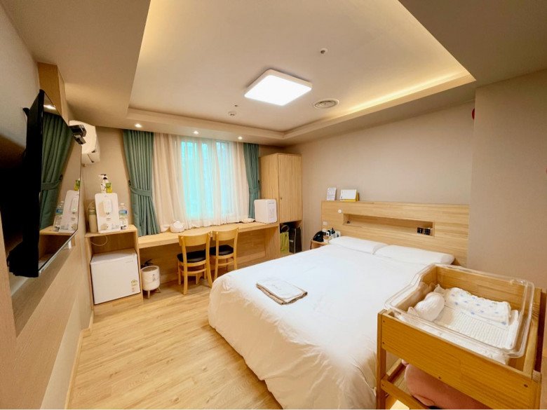 Mẹ bỉm sẽ được nghỉ ngơi riêng tại phòng và được ngủ xuyên đêm. Mẹ sẽ vắt sữa đưa xuống cho em bé vào các khung giờ sáng, trưa, tối hoặc lúc nào mẹ muốn em bé lên phòng thì gọi điện thoại các cô sẽ bế bé lên phòng cùng với mẹ. (Ảnh: NVCC)