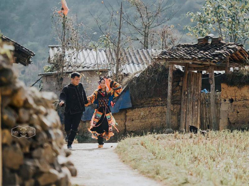 Đến làng Lô Lô Chải Hà Giang, du khách còn có thể thử lên mình những bộ trang phục dân tộc, những bộ váy rực rỡ nhiều màu sắc.
