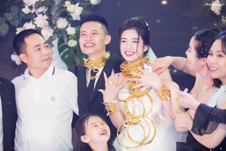 Cô dâu và chú rể nhận rất nhiều quà cưới - toàn vàng là vàng trong ngày trọng đại của cuộc đời.