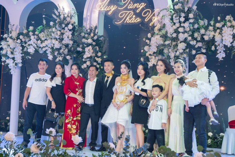 Cặp đôi trai tài - gái sắc chụp hình kỷ niệm cùng bạn bè, người thân.