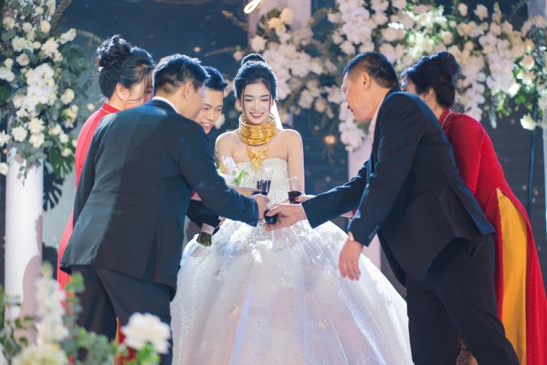 Thậm chí nhiều người con ghen tị vẻ đẹp của cô gái xứ Thanh.