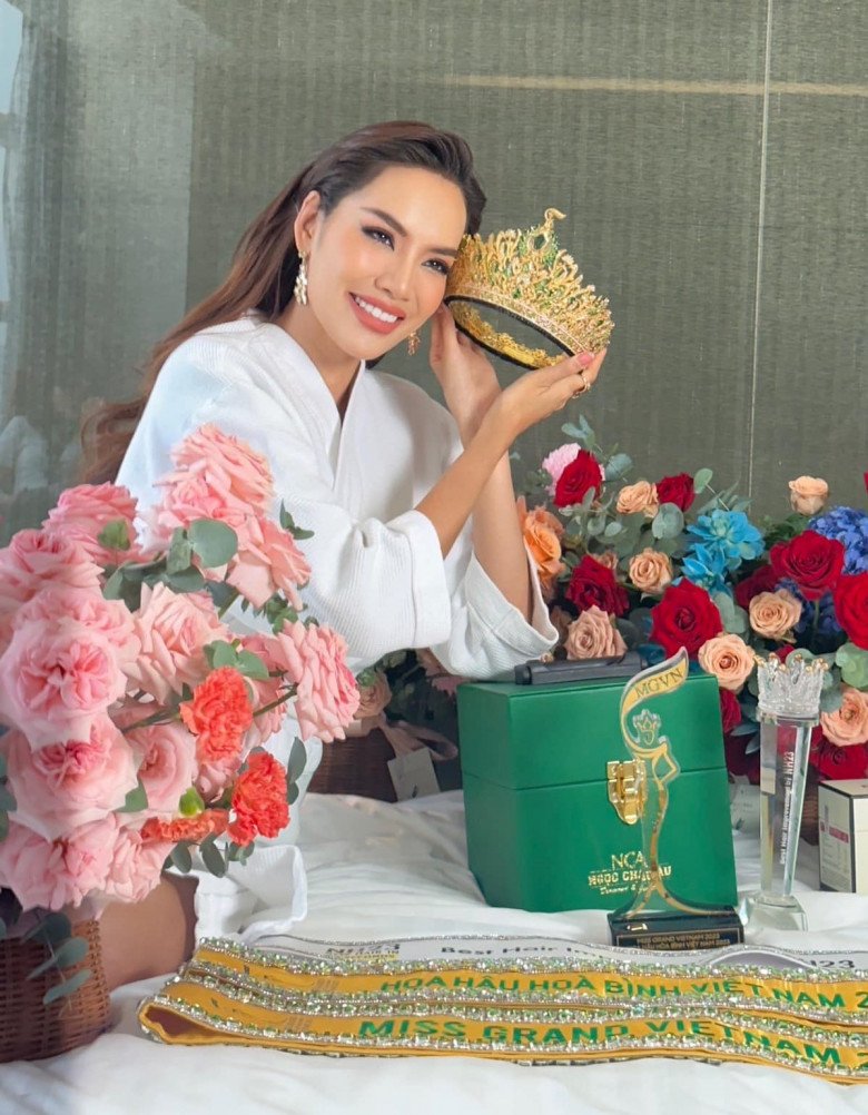 Khoảnh khắc sau đăng quang, người đẹp được ekip chăm sóc rạng rỡ với tone màu cam đất.