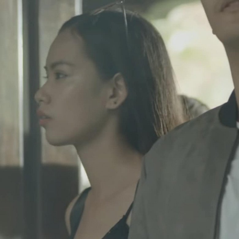 Thú vị hơn là nhiều người đã zoom được khoảnh khắc chụp góc nghiêng của nàng hậu trong MV. Lúc này, Lê Hoàng Phương có khuôn miệng khá hô.