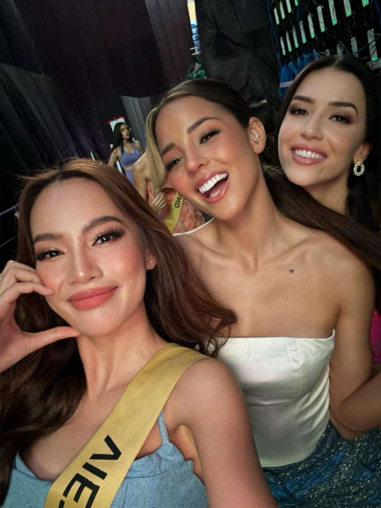 Lê Hoàng Phương bây giờ đã ở vị trí Á hậu quốc tế, nhan sắc của cô sau nhiều năm mài giũa cũng đã trở nên lộng lẫy và xinh đẹp. Đọ sắc cùng đương kim Hoa hậu, mỹ nhân Việt Nam chẳng hề kém cạnh.