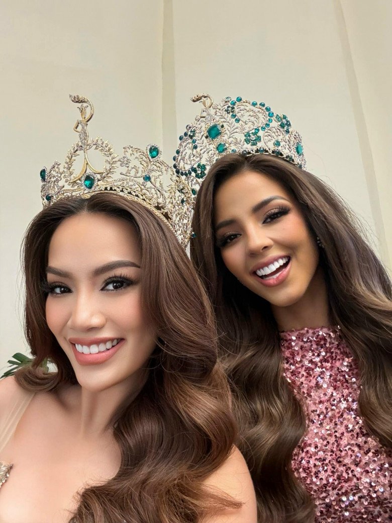 Sở hữu gương mặt nhỏ nhắn, mái tóc bồng bềnh, Lê Hoàng Phương được đánh giá là ăn phấn son với các layout đặc trưng của giới Beauty Queen.