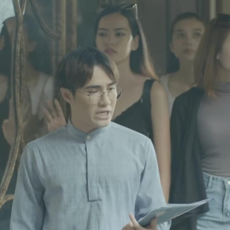 Song lúc này, cô mới chỉ là một nhân vật không tên tuổi và còn là diễn viên quần chúng. Chân dài xuất hiện trong MV chỉ 10 giây ngắn ngủi với giao diện không quá đặc biệt.