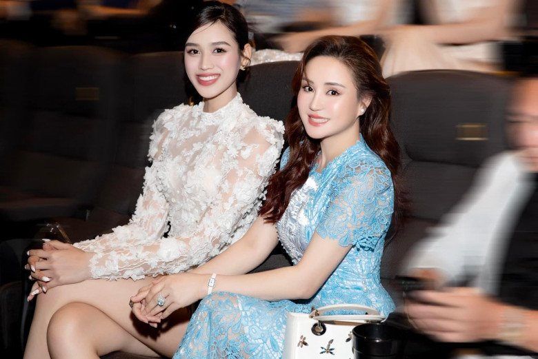 View - Nhan sắc Vy Oanh không còn xập xệ, tự tin đọ vẻ đẹp cùng Hoa hậu kém 16 tuổi