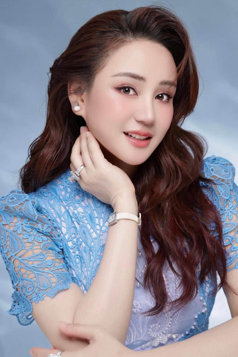 View - Nhan sắc Vy Oanh không còn xập xệ, tự tin đọ vẻ đẹp cùng Hoa hậu kém 16 tuổi
