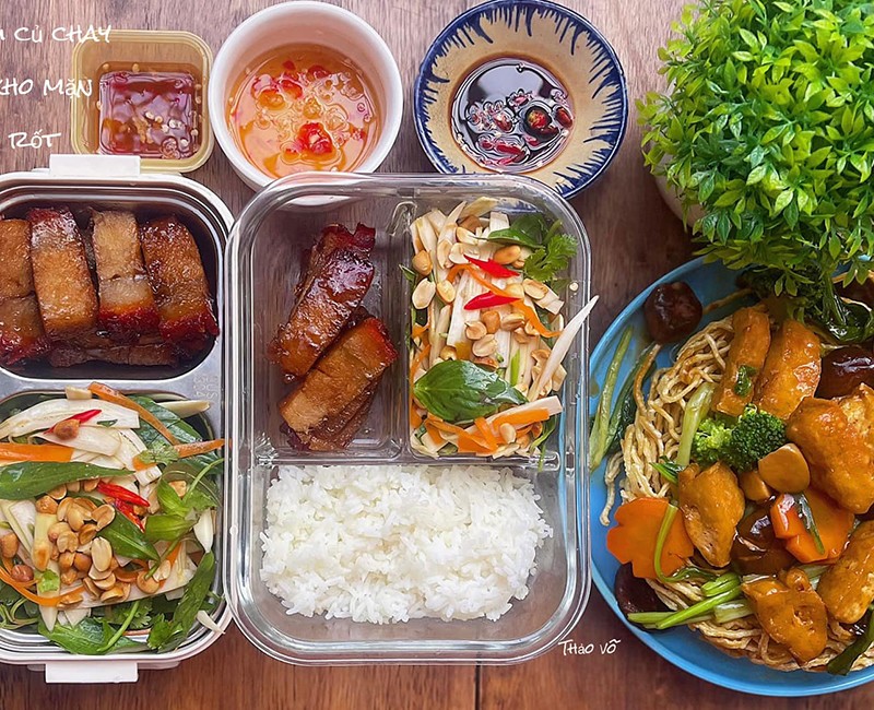 Sáng: mì xào giòn chay.

Trưa: gỏi chuối non - ba chỉ chay kho mặn.
