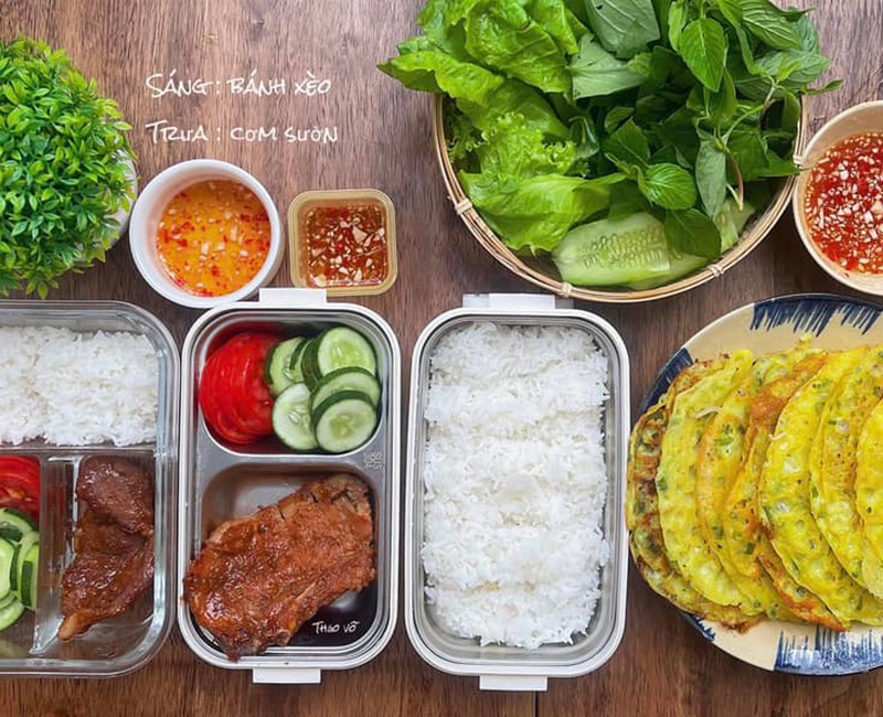 Sáng: bánh xèo.

Trưa: cơm sườn.
