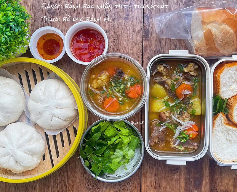 Sáng: bánh bao (chị Thảo  làm trước vào cuối tuần).

Trưa: bánh mì bò kho.
