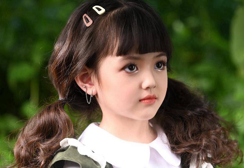 Nhiều người cũng phải gật đầu xuýt xoa vì cô bé thực sự trông rất giống với Song Hye Kyo, thậm chí với đôi mắt to tròn, cô bé còn được khen ngợi rằng xinh đẹp hơn sao nữ xứ Hàn.
