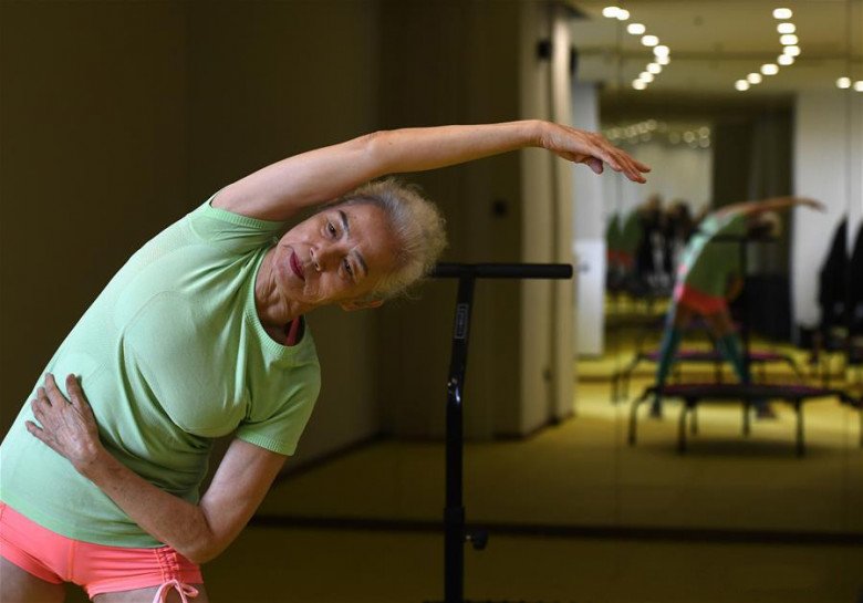 Bà nội đẹp nhất Trung Quốc, 78 tuổi dáng gọn, da nhẵn thín nhờ hùng hục nâng 1 thứ khỏi mặt đất - 8
