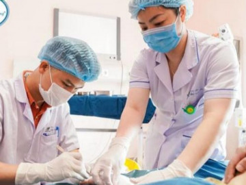 4 con chó lao vào cắn bé 7 tuổi tại nơi làm việc của bố