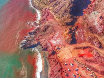 Hòn đảo độc nhất hành tinh với bờ biển đỏ như máu, cát có thể chế thành món ăn