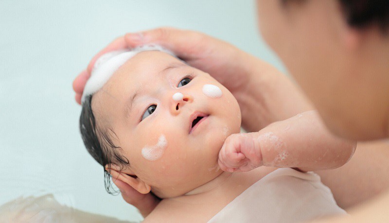 Tốt nhất là khi tắm trẻ sơ sinh, bố mẹ nên nhẹ nhàng và cẩn thận. Hãy tránh áp lực và chà xát mạnh vào vùng thóp. Đảm bảo nước tắm ấm và sử dụng các sản phẩm chăm sóc da phù hợp, để làm sạch nhẹ nhàng và dưỡng ẩm cho da nhạy cảm của trẻ.
