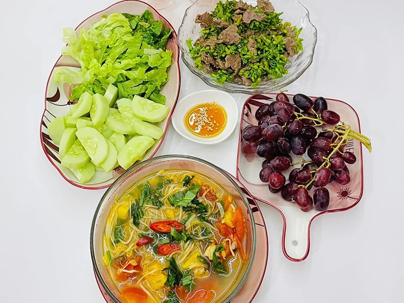 Canh ngao chua - Bò xào hoa thiên lý - Dưa chuột.
