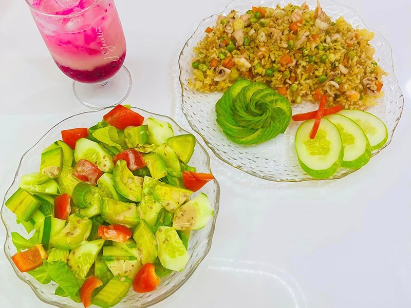 Cơm rang giòn rụm hải sản - Salad bơ.
