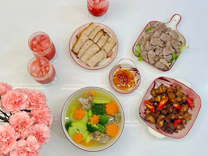 Thịt chiên riềng - Canh sườn susu - Má đào heo luộc - Chả mỡ.
