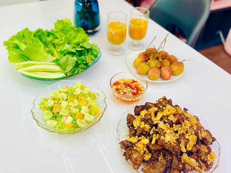 Vịt cháy tỏi - Salad.
