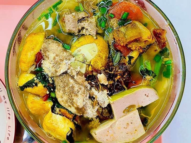 Bún riêu cua tóp mỡ.
