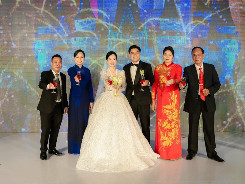 Hôn lễ của cựu diễn viên, MC, hot girl Ly Kute (Khánh Ly) đã được tổ chức cách đây ít ngày gây bất ngờ cho người hâm mộ. Mới đây trên trang cá nhân, mẹ Ly Kute gây chú ý khi đăng tải loạt ảnh đẹp trong đám cưới của con gái.
