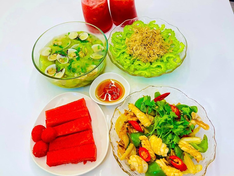 Canh ngao mướp - Mực xào sate - Mướp đắng ruốc.
