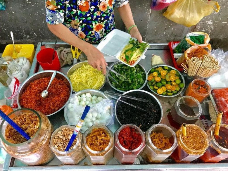 6 tiệm bánh tráng trộn nổi tiếng nhất Sài Gòn, hương vị độc đáo nhờ nước sốt độc quyền - 3