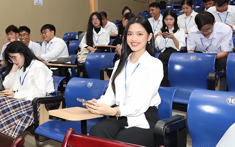 Thoa Thương sinh năm 2002, cô hiện đã và đang bước vào những ngày tháng của năm học cuối tại giải đường đại học. 
