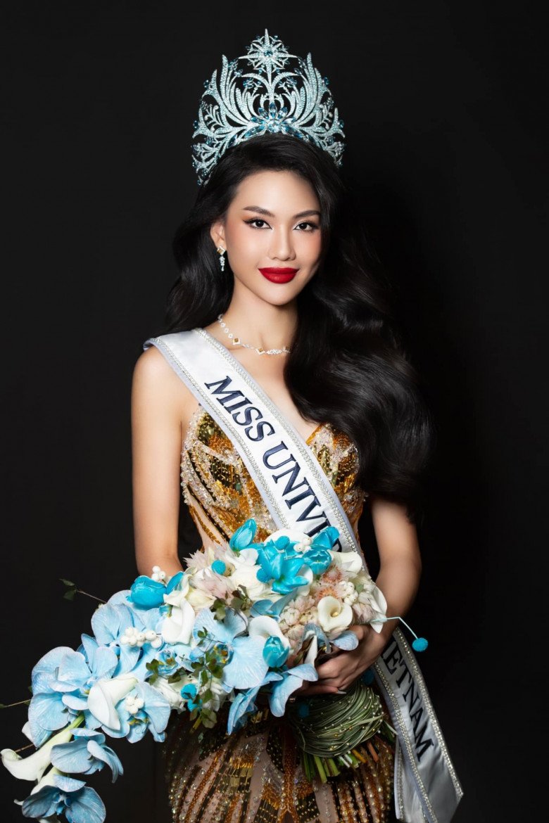 Bùi Quỳnh Hoa ngày đi thi Miss Universe: Ăn diện thanh lịch, đội vương miện bạc tỷ vẫn gặp cảnh xót xa - 10