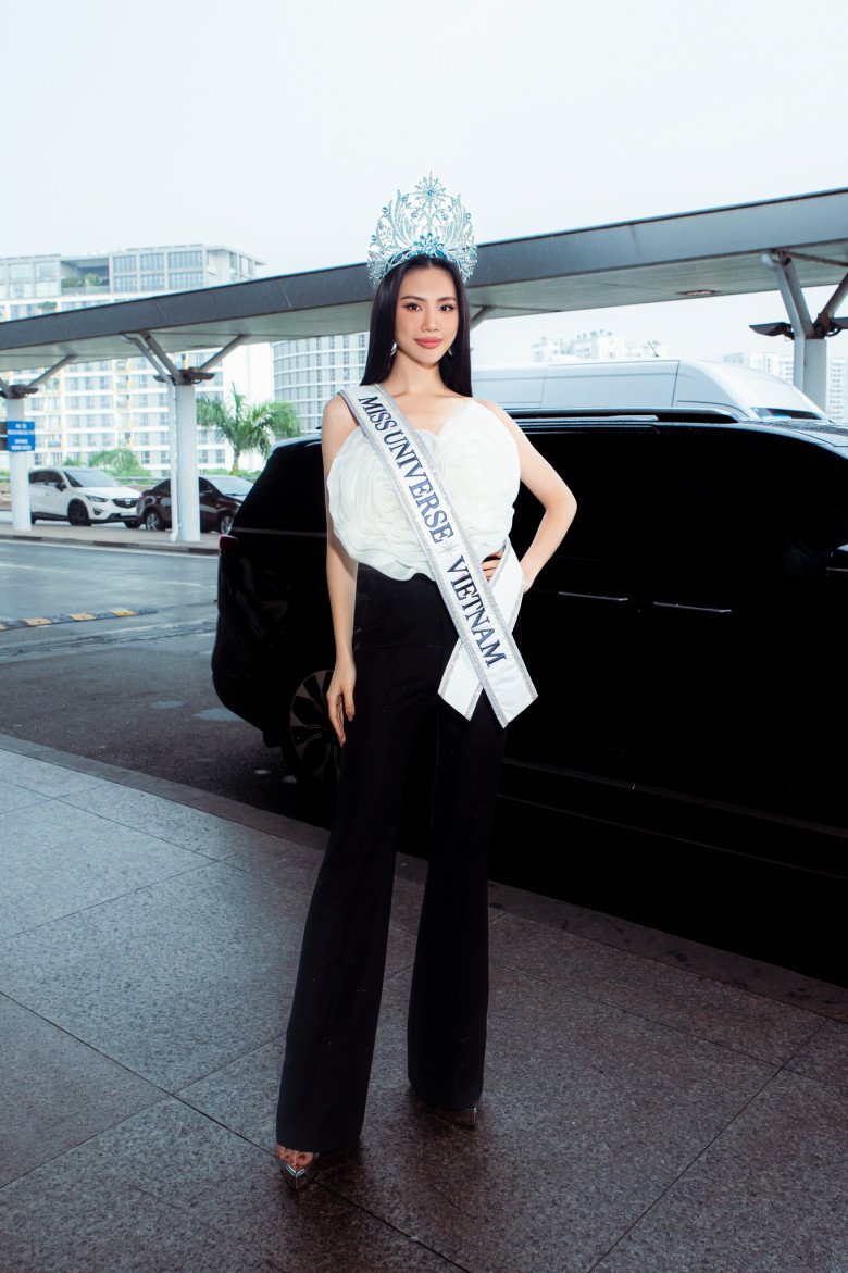 Bùi Quỳnh Hoa ngày đi thi Miss Universe: Ăn diện thanh lịch, đội vương miện bạc tỷ vẫn gặp cảnh xót xa - 1