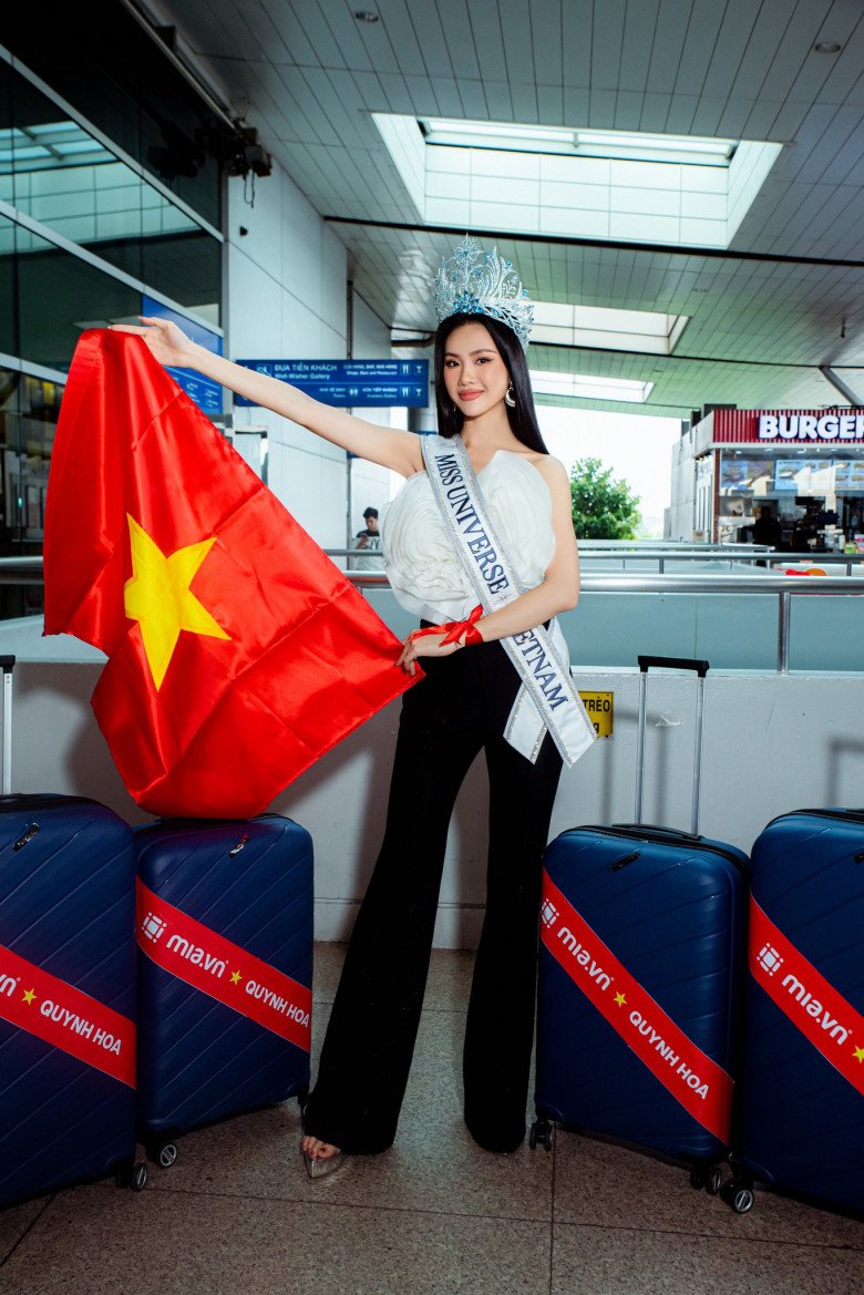 Bùi Quỳnh Hoa ngày đi thi Miss Universe: Ăn diện thanh lịch, đội vương miện bạc tỷ vẫn gặp cảnh xót xa - 4