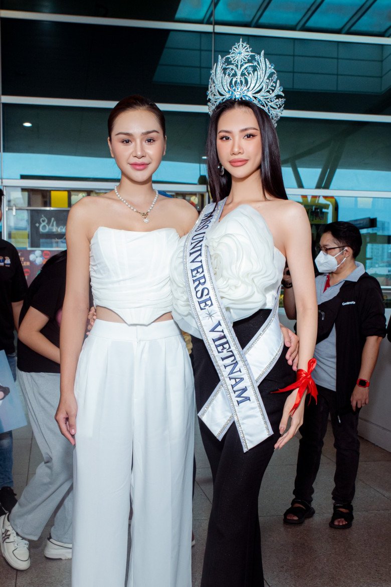 Bùi Quỳnh Hoa ngày đi thi Miss Universe: Ăn diện thanh lịch, đội vương miện bạc tỷ vẫn gặp cảnh xót xa - 3