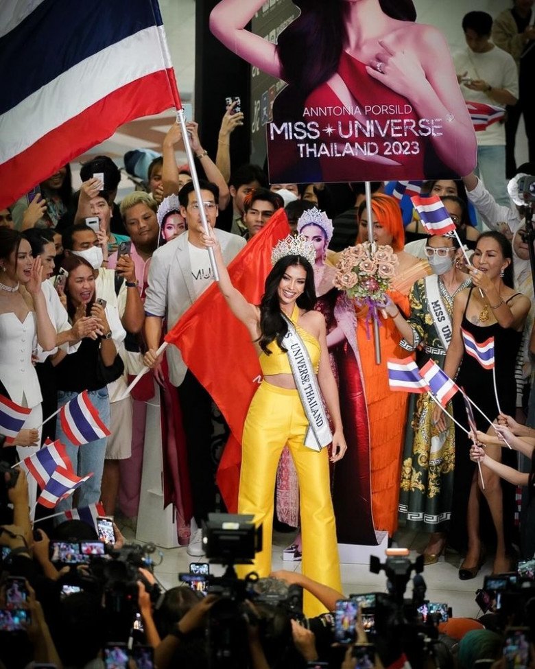 View - Bùi Quỳnh Hoa ngày đi thi Miss Universe: Ăn diện thanh lịch, đội vương miện bạc tỷ vẫn gặp cảnh xót xa