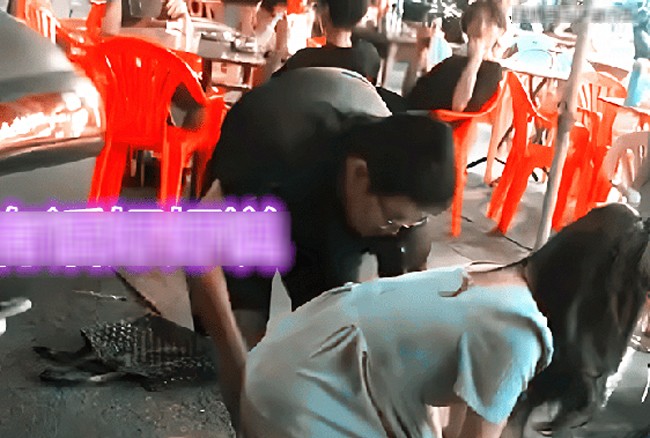 Người vợ lao vào đánh ghen khi bắt gặp chồng tằng tịu với gái lạ trong quán thịt nướng