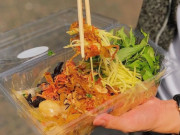 Lifestyle - 6 tiệm bánh tráng trộn nổi tiếng nhất Sài Gòn, hương vị độc đáo nhờ nước sốt độc quyền