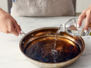 Nhà đẹp - Xoong nồi cháy đừng dùng búi sắt cọ, nhỏ vài giọt này nồi sáng ngay như mới