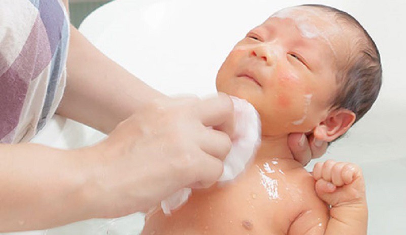 Khi tắm cho trẻ sơ sinh, bố mẹ nên nắm vững một số kiến thức. Bởi sức đề kháng của trẻ còn yếu, ví dụ nếu không chú ý giữ ấm khi tắm, có thể gây ra các vấn đề như cảm lạnh. Do đó, quá trình tắm trẻ sơ sinh cần được thực hiện cẩn thận.
