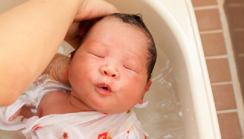 Dây rốn thường rụng tự nhiên trong vòng 1-2 tuần sau khi trẻ chào đời. Khi tắm cho trẻ, hãy tránh vùng rốn, sử dụng khăn mỏng che phủ khu vực này. Mẹ có thể lau sạch các bã nhờn khác trên da trẻ sơ sinh bằng bông tắm nhẹ nhàng và nước ấm.
