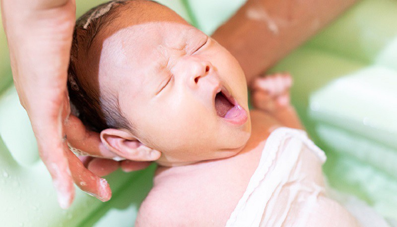 Hầu hết trẻ sơ sinh đều có ráy tai, mẹ lo lắng nên khi tắm thường tiện tay lấy ráy tai cho con. Tuy nhiên, tai của trẻ nhạy cảm và mỏng manh, việc chạm vào không đúng cách dễ làm tổn thương màng nhĩ, gây ra viêm nhiễm. 
